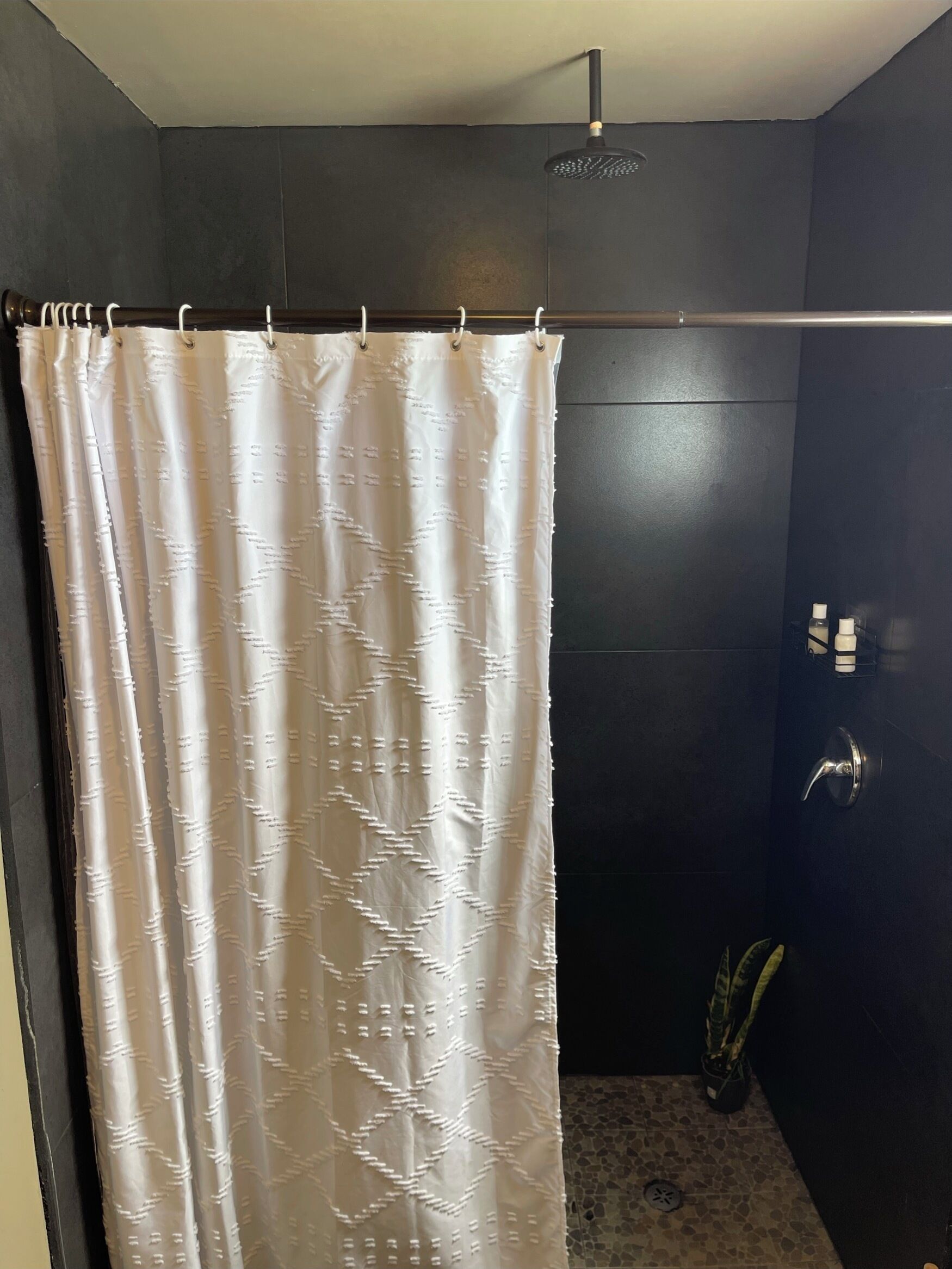Sèche-cheveux, serviettes fournies, savon, shampoing