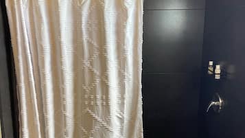 Sèche-cheveux, serviettes fournies, savon, shampoing