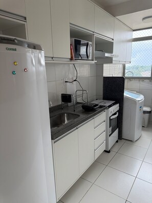 Fridge, microwave, oven, stovetop - Apartment with private parking near Mangueirão Stadium (Belém)