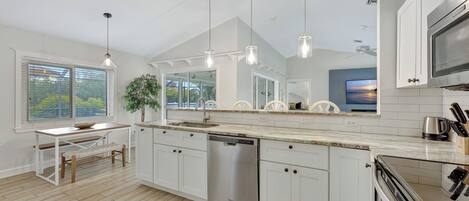 Kjøleskap, mikrobølgeovn, ovn og kokeplater