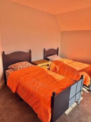 3 bedrooms, desk, iron/ironing board, free WiFi