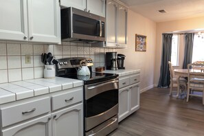 Private kitchen - Moonrise Retreat, SPA, Near Yosemite & Bass Lake (Oakhurst)