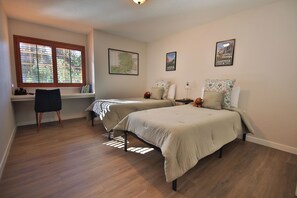 Iron/ironing board, WiFi, bed sheets - Moonrise Retreat, SPA, Near Yosemite & Bass Lake (Oakhurst)