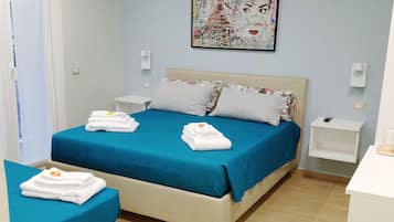 Bureau, espace de travail pour ordinateur portable, lits bébé (gratuits)