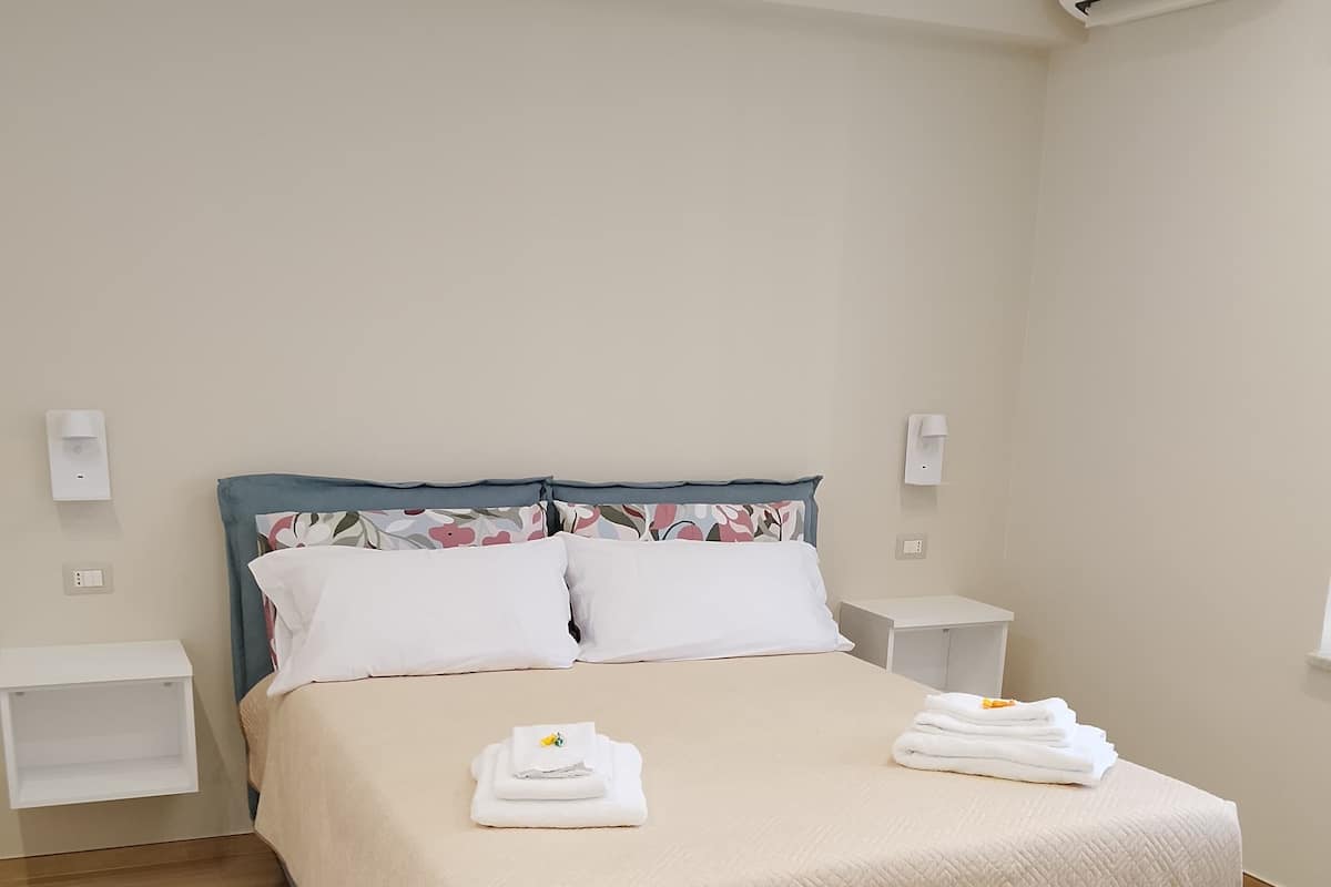 Comfort Triple Room | Desk, laptop workspace, free cribs/infant beds, travel crib