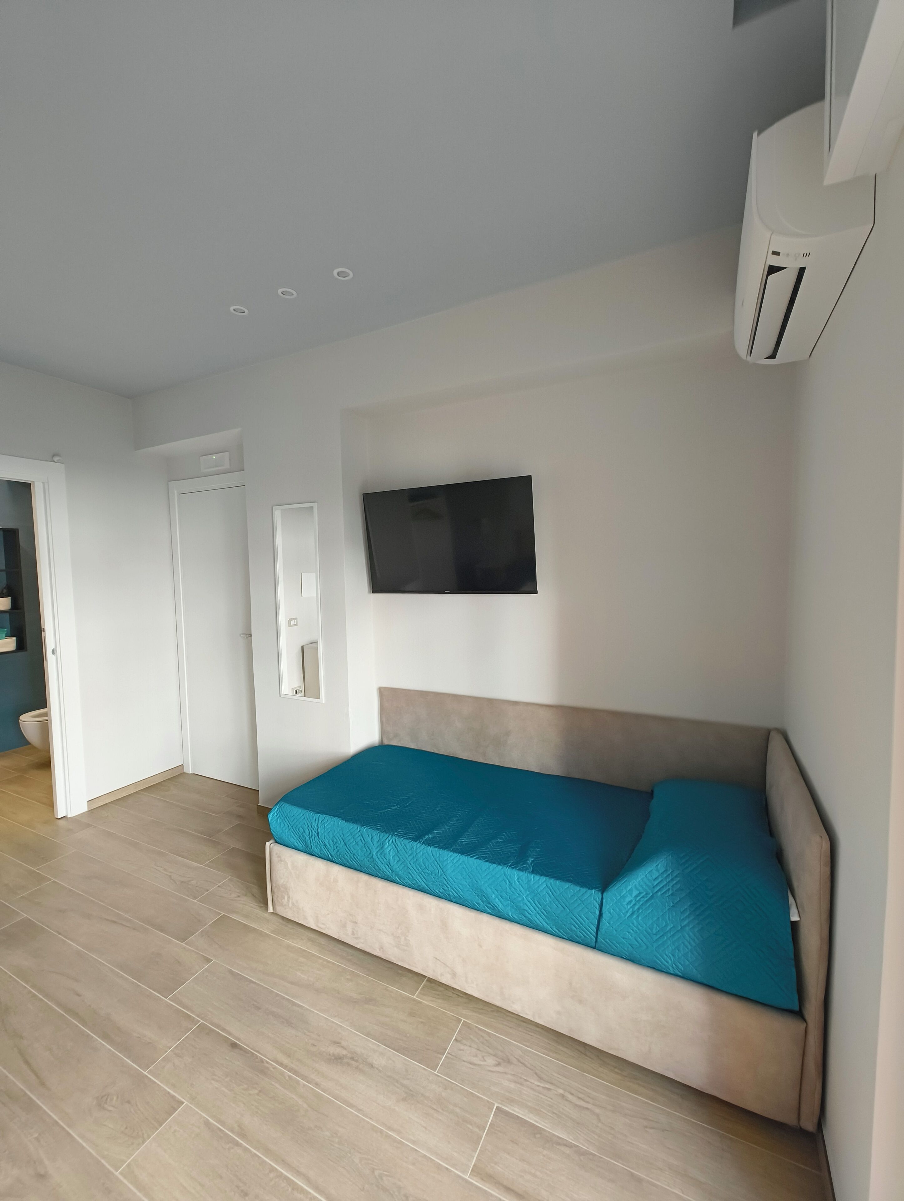 Desk, laptop workspace, free cots/infant beds, free WiFi