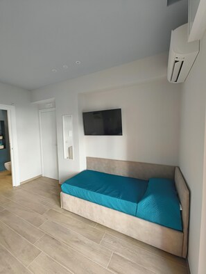 Family Quadruple Room, Balcony | Desk, laptop workspace, free cribs/infant beds, travel crib - L'Oasi del Poeta (Crotone)