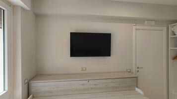 Doppia Comfort, bagno in camera | Minibar, una scrivania, postazione laptop