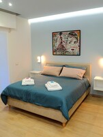 Minibar, escritorio, espacio para trabajar con laptop y cunas gratuitas 