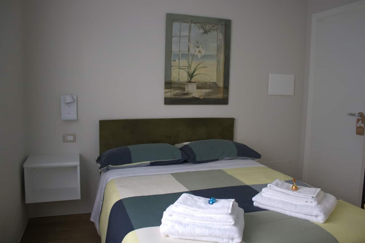 Schreibtisch, laptopgeeigneter Arbeitsplatz, kostenlose Babybetten