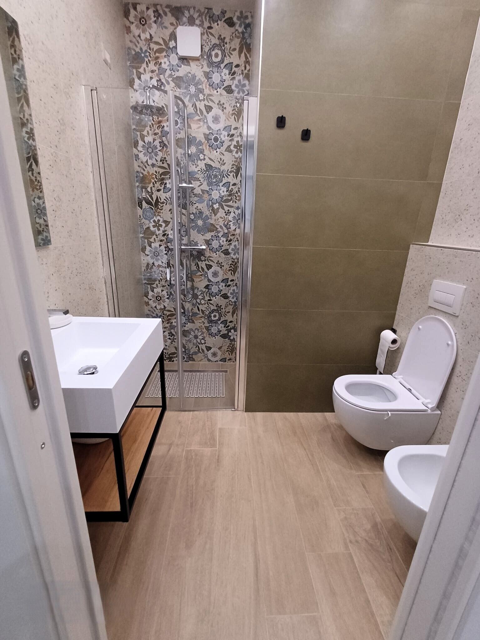 Camera Economy, bagno in camera | Bagno | Doccia, set di cortesia gratuito, asciugacapelli, accappatoio