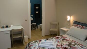 Doppia Comfort, bagno in camera | Minibar, una scrivania, postazione laptop