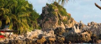 Stylish 3BR/2BA - Exclusive Hilltop Neighborhood - Sleeps 7 - Oceanview w/Pool