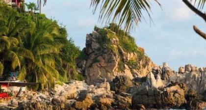 Stylish 3BR/2BA - Exclusive Hilltop Neighborhood - Sleeps 7 - Oceanview w/Pool