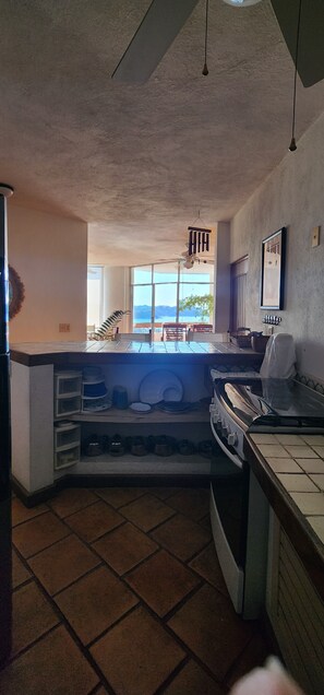 Mikrovågsugn, ugn, spishäll och kaffe- och tebryggare