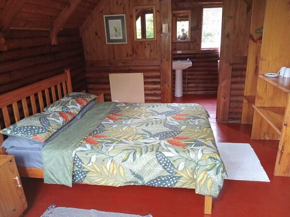 Ferienhütte, eigenes Bad, Bergblick | Schreibtisch, laptopgeeigneter Arbeitsplatz, Bettwäsche