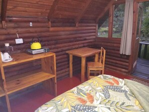 Ferienhütte, eigenes Bad, Bergblick | Schreibtisch, laptopgeeigneter Arbeitsplatz, Bettwäsche