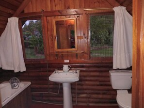 Ferienhütte, eigenes Bad, Bergblick | Badezimmer | Duschwanne, Handtücher, Seife, Toilettenpapier