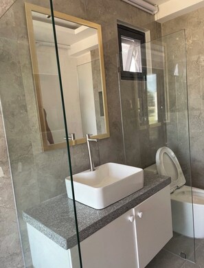 Doccia, asciugacapelli, bidet, asciugamani