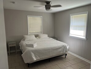 WiFi, bed sheets - Quiet cozy 2bedroom 1.5 bath unit A near downtown and NASA (Pensacola)