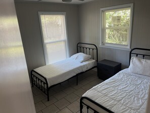 WiFi, bed sheets - Quiet cozy 2bedroom 1.5 bath unit A near downtown and NASA (Pensacola)