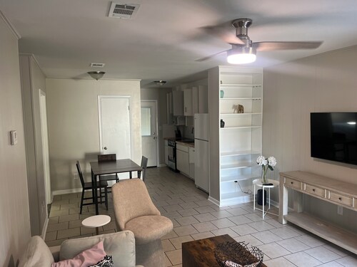 Quiet cozy 2bedroom 1.5 bath unit A near downtown and NASA