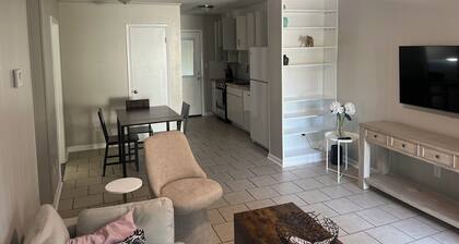 Quiet cozy 2bedroom 1.5 bath unit A near downtown and NASA