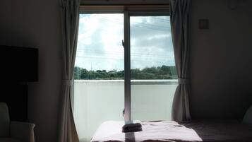 Dobbelt- eller tomannsrom – comfort, balkong, utsikt mot høyde | Lydisolert og wi-fi (inkludert)