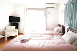 Kahden hengen comfort-huone (yksi tai kaksi sänkyä), parveke, näköala mäelle | Äänieristys, ilmainen Wi-Fi