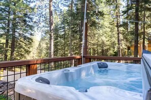 Outdoor spa tub - Modern Truckee Escape Upper Level - Hot Tub and Dogs Welcome (Truckee)