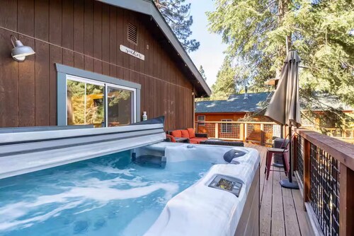Modern Mountain Escape: Upper Level - Hot Tub & Pups