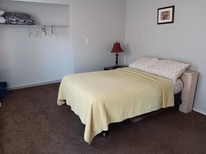 Iron/ironing board, bed sheets