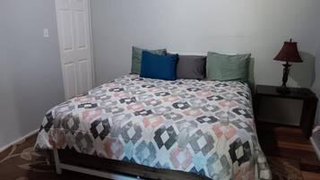 Tabla de planchar con plancha y ropa de cama