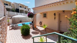 A courtyard with a swimming pool, outdoor seating, and a door marked with an 'F'. - Villa sunset Solarenga is quiet villa w / private pool 10min from the beach (Lagoa)