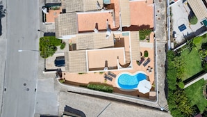 An aerial view of a residential area with a swimming pool, tiled roofs, and a street. - Villa sunset Solarenga is quiet villa w / private pool 10min from the beach (Lagoa)