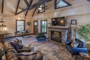Smart TV, fireplace, video games, table football - Woodland Cabin, Huge Wraparound Deck & Loft (Sevierville)
