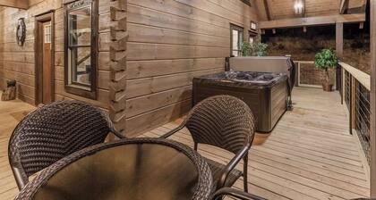 New cozy 1-bedroom authentic log cabin in Sevierville TN - private lot.