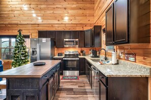 Fridge, microwave, oven, stovetop - Private 84° Indoor Pool, 70" TV, Views, Hot Tub, Arcade, Air Hockey, 300mb WIFI (Pigeon Forge)