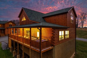 Exterior - Private 84° Indoor Pool, 70" TV, Views, Hot Tub, Arcade, Air Hockey, 300mb WIFI (Pigeon Forge)
