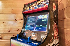 Games room - Private 84° Indoor Pool, 70" TV, Views, Hot Tub, Arcade, Air Hockey, 300mb WIFI (Pigeon Forge)