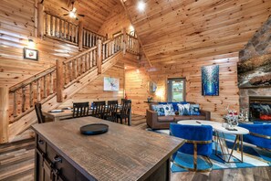 Smart TV, fireplace, video games - Private 84° Indoor Pool, 70" TV, Views, Hot Tub, Arcade, Air Hockey, 300mb WIFI (Pigeon Forge)