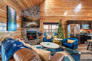 Smart TV, fireplace, video games - Private 84° Indoor Pool, 70" TV, Views, Hot Tub, Arcade, Air Hockey, 300mb WIFI (Pigeon Forge)