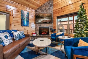 Smart TV, fireplace, video games - Private 84° Indoor Pool, 70" TV, Views, Hot Tub, Arcade, Air Hockey, 300mb WIFI (Pigeon Forge)