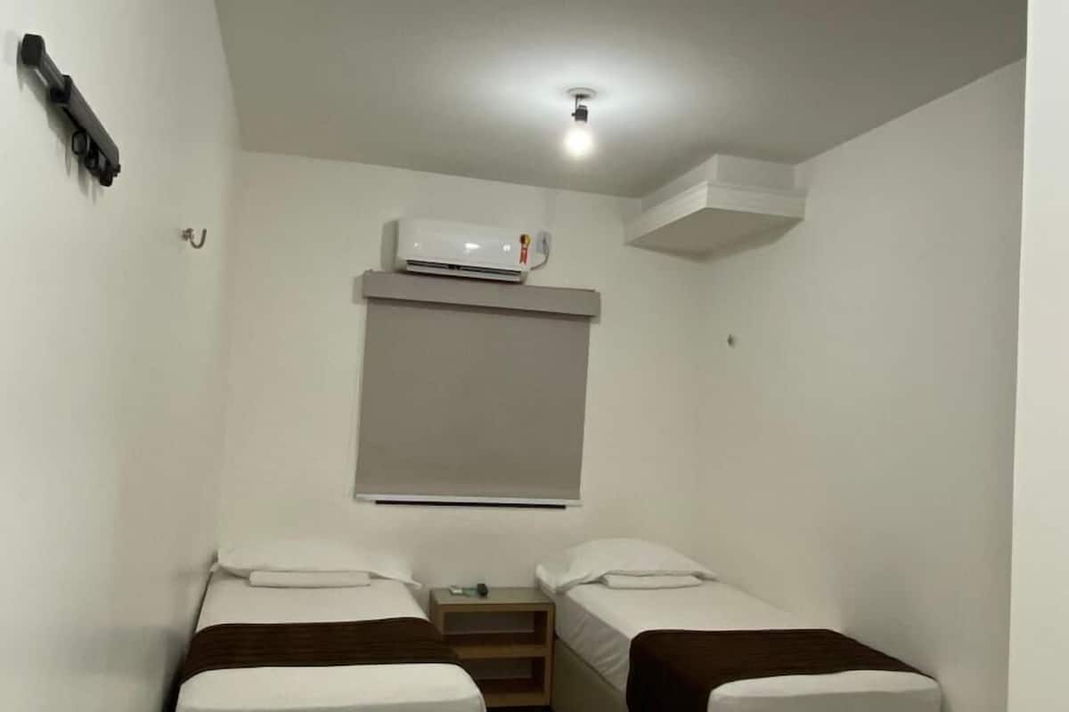 经典双床房 | 高档床上用品、办公桌、笔记本电脑工作区、熨斗/熨板
