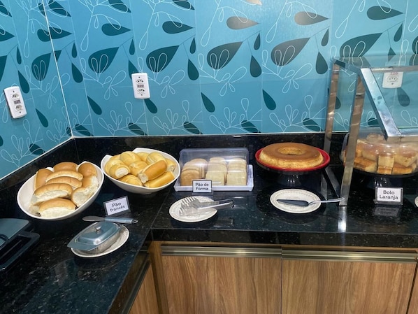 Café da manhã com buffet grátis todos os dias