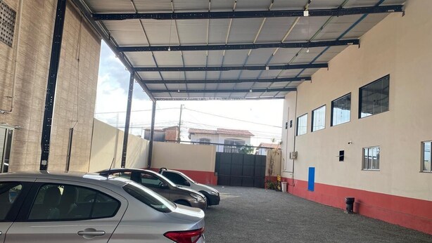 A covered parking area with cars parked inside. - Mais Hotel Express (São Luís)