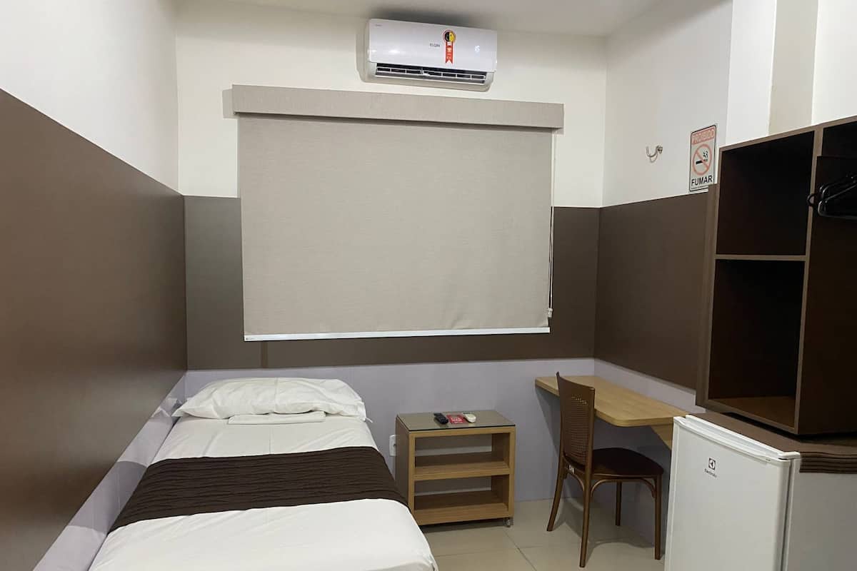 经济单人房 | 高档床上用品、办公桌、笔记本电脑工作区、熨斗/熨板