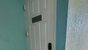 Una puerta con un felpudo que dice 'hello'.