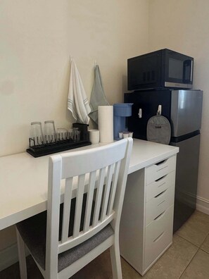 Réfrigérateur, four à micro-ondes, cafetière-théière