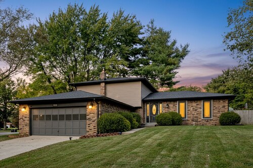 Winter stay Family Fun with game room & backyard